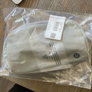 Lululemon Everywhere Belt Bag - NWT - Silver Drop
